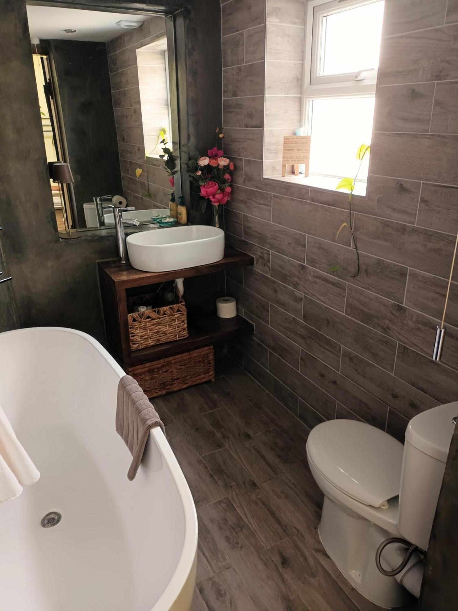 Room With Luxury Private Bathroom & Independent Entrance Near Tube London Exterior foto